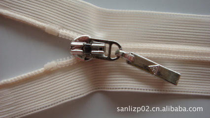 安徽尼龍拉鏈碼裝 中國(guó)拉鏈?zhǔn)笃放浦x，三力拉鏈暢銷(xiāo)海內(nèi)外